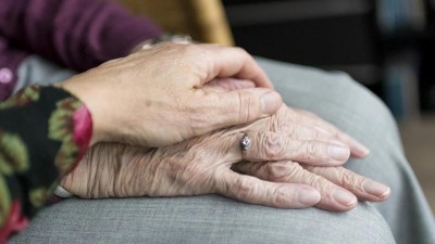 Tři staří lidé potřebovali pomoct, žena bloudila bosky a zraněná v ulicích, další plakala na chodbě domu a jinde zase naříkal muž zavřený v bytě