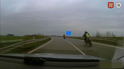 VIDEO: Divoká honička s motorkáři se u Chrudimi neobešla bez varovného výstřelu