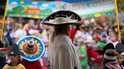 Obrazem: Děti ze ZŠ Erno Košťála si užily mexický den, zavítala za nimi i mexické velvyslankyně