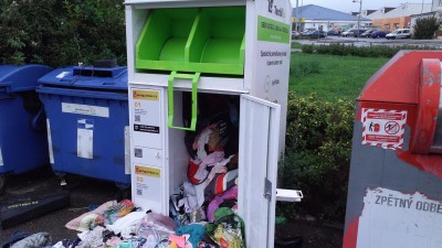 V Přelouči nalezli zaklíněného člověka v kontejneru na oblečení. Bohužel v něm zemřel