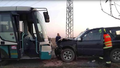 Autobus co vezl 15 cestujících se v Jezbořicích čelně srazil s osoním autem