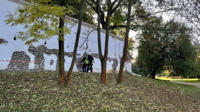 Stavebníci opravují další kus hradby zámeckého parku v Pardubicích