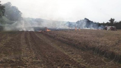 Obrazem: Žhavá řemenice kombajnu zapálila suché pole