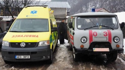 Auta ze záchranky co jsou na odpis budou ještě využívat hasiči a nemocnice na Ukrajině