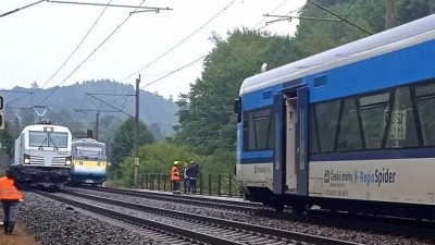 Pendolino a osobák od sebe zůstaly pár metrů! Událost vyšetřuje policie