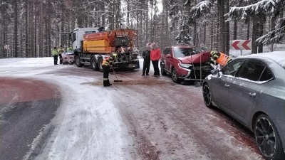 Obrazem: Zhoršilo se počasí a auta v neděli 26. února bourala jedno za druhým