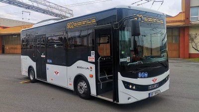 Na kyvadlové lince 902 v Pardubicích nově jezdí i malý autobus ISUZU NovoCiti Life