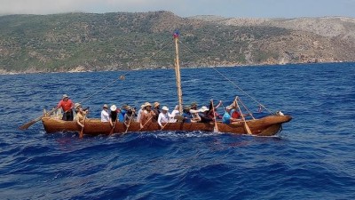 Na replice neolitického člunu z jednoho kusu dřeva přepluli 500 kilometrů Egejským mořem