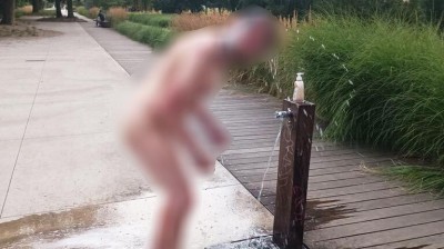 Muž chtěl ušetřit za vodu, proto se v létě chodí sprchovat do parku