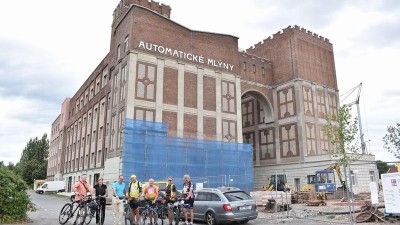 Slavný cyklista Josef Zimovčák během plánování trasy své benefiční akce navštívil Gočárovu galerii