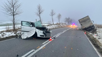Řidič nákladního vozu se vyhýbal chodci na silnici, dostal smykl a smetl osobní auto
