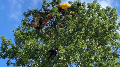 Dva lidé uvízli o víkendu ve výškách. Paraglidistka skončila na stromě a muž zkolaboval na střeše