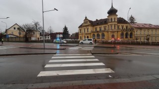 Auto srazilo elektrokoloběžku na přechodu pro chodce ve Vysokém Mýtě, hledají se svědci