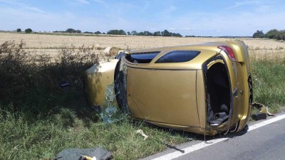 Osobní automobil skončil v příkopu, zraněný člověk v nemocnici