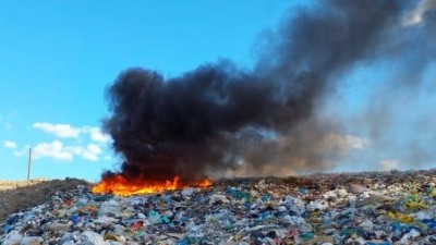 Požár skládky hasiči rychle dostali pod kontrolu