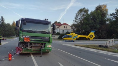 Nehoda osobního auta a vozu převážejícího nebezpečné látky uzavřela silnici I/35 u Cerekvice nad Loučnou