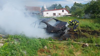 Při požáru autovraku byl popálen jeden člověk