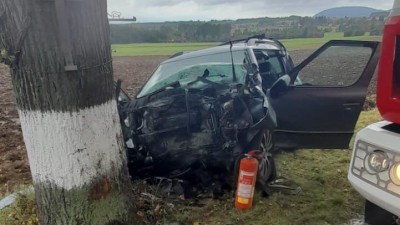 AKTUÁLNĚ: Auto čelně narazilo do stromu, silnice u Králíků je uzavřená