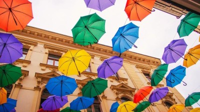 Proč v Pardubicích zdobí Klášterní ulici zavěšené deštníky