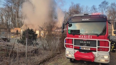 Obrazem: V Přestavlkách ohnivý kouhout zachvátil dům, majitelka se nadýchala zplodin