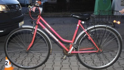 Cyklistka (73) havarovala na tomto kole a zranila se. Hledají se lidé, kteří nehodu viděli