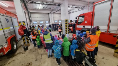 Tato tradice vás rozněžní. Děti v Chrudimi chodí zpívat koledy hasičům