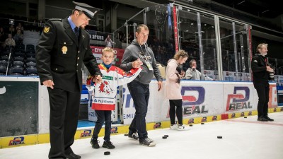 Hokejové utkání malému Kubíkovi přineslo skoro sto tisíc korun na potřebné rehabilitace
