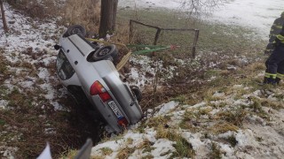 Auto narazilo do stromu, další skončilo převrácené v potoce, třetí zastavila svodidla