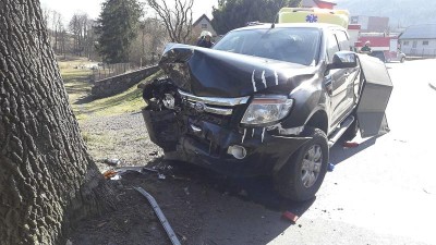 Automobil čelně narazil do stromu, dva lidé se zranili