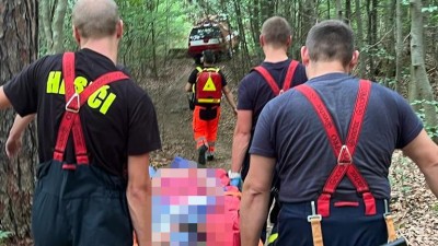 Žena se zranila v lese, s jejím transportem pomáhali hasiči