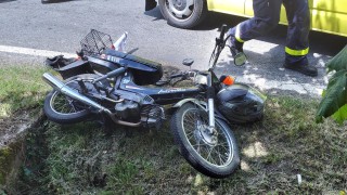 Motocyklista se srazil s osobním automobilem v obci Dobrkov u Luže, se zraněním ho do nemocnice přepravoval vrtulník