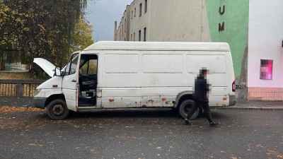 Při silniční kontrole policisté odhalila vozidlo bez VIN a hledaného převaděče