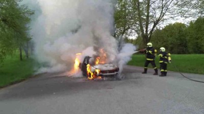 Kvůli závadě shořelo auto. Posádka stihla opustit vůz včas