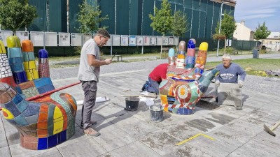 Partička mladíků poničila plastiku, její oprava je vyjde draze