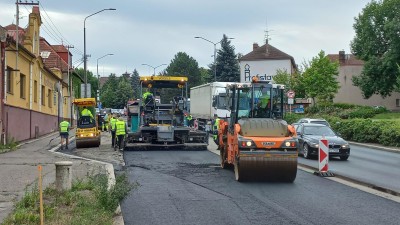 Ani víkend silničáře nezastaví, na opravě silnice v Litomyšli se nepřetržitě pracuje