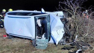 Auto narazilo do stromu, osoba uvnitř zaklíněná. Záchranu posádce přivolal automaticky mobil
