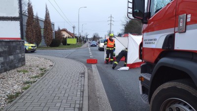 Nákladní automobil usmrtil chodkyni ve Starém Hradišti. V Hrušově se srazilo několik aut, z jednoho hasiči vyprošťovali osobu