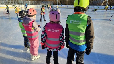 Za necelý měsíc provozu téměř šest a půl tisíce bruslařů. O kluziště na dostihovém závodišti je velký zájem, školy bruslí zdarma