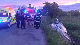 Jedno auto v příkopu, druhé v porostu. Obě noční nehody si vyžádaly zranění