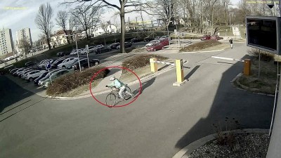Poznáte nepozornou cyklistku? Poškodila na parkovišti závoru a odjela