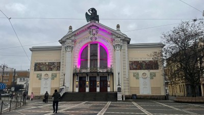 Divadlo v Pardubicích se obléklo ke zvláštní příležitosti do fialova