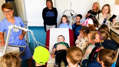 Prvňáčci se v nemocnici učili, jak pomoci člověku v nesnázích