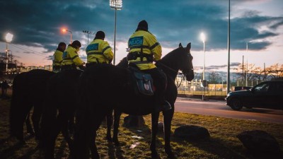 Ztrestal tribuny domácích a hodil mezi ně pivo. To neuniklo strážníkům, kteří o sportovním víkendu střežili, i na čtyřech služebních starokladrubácích