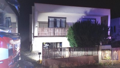 Ve sklepě rodinn&eacute;ho domu v Prachovic&iacute;ch vypukl pož&aacute;r. Jedna osoba se ned&yacute;chala kouře