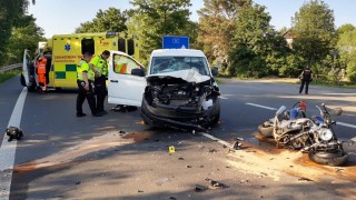 FOTO AKTUÁLNĚ: Těžce zraněného motorkáře odvážel vrtulník, nehoda uzavřela hlavní silnici na dvě hodiny