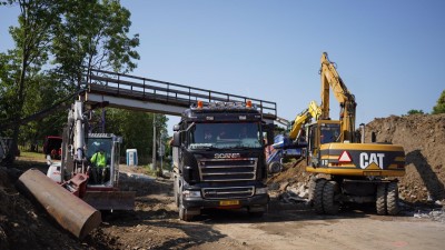 V Holetíně kvůli neposlušným řidičům staví nový vyšší železniční most