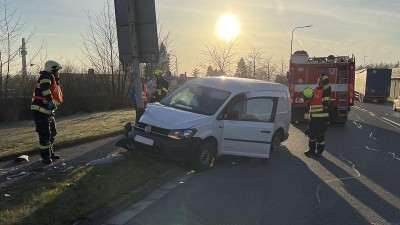 Řidič se strefil přímo do lampy, se zraněním skončil v nemocnici