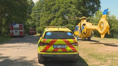 Dítě opařila horká voda z prasklé konvice. Letecká záchranka vzlétala hned čtyřikrát