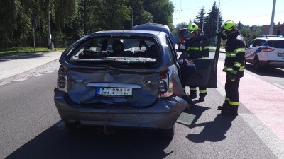 Řidič nákladního automobilu to nedobrzdil a naboural do vozidla před ním