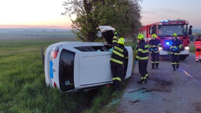 Osmnáct hodin s hasiči: Požár mýtiny, komínu, hrozivě vypadající střet dvou aut a porušený sloup